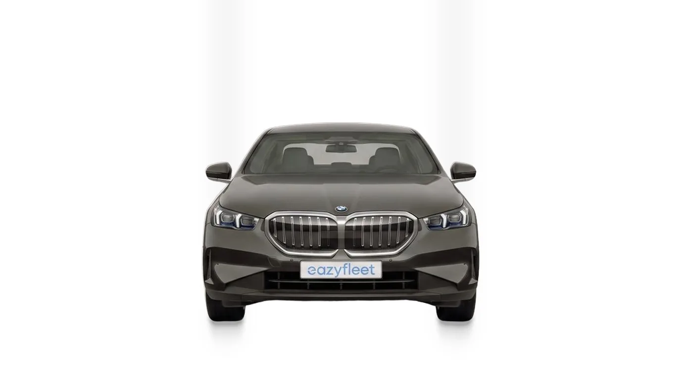 BMW 540d xDrive Limousine in frontaler Ansicht mit beleuchteter BMW Niere und unteren Lufteinlässen, Auto-Abo für Gewerbe bei Eazyfleet