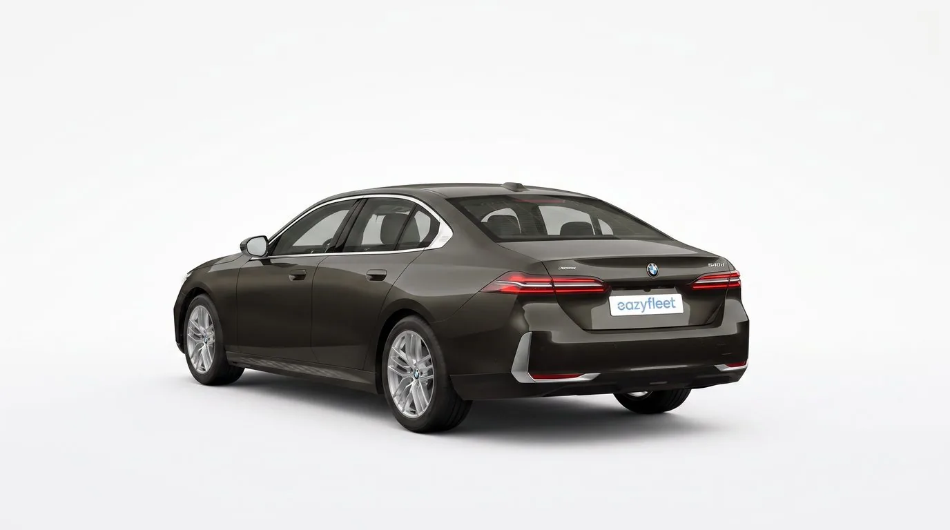 BMW 540d xDrive Limousine in hinterer Dreiviertelansicht mit LED-Rückleuchten und 21-Zoll Rädern, Business-Limousine bei Eazyfleet