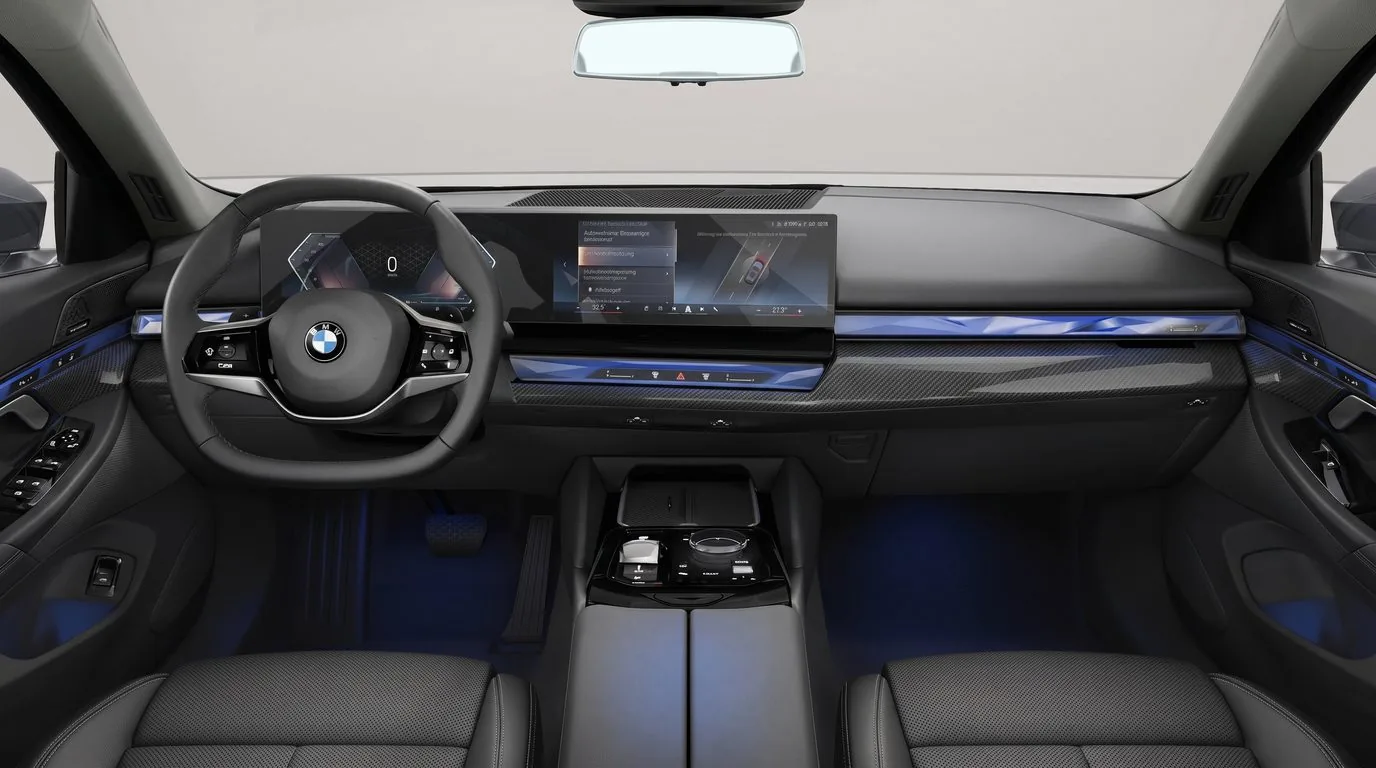 Cockpit des BMW 540d xDrive Touring mit BMW Live Cockpit Professional Curved Display und modernem Armaturenbrett