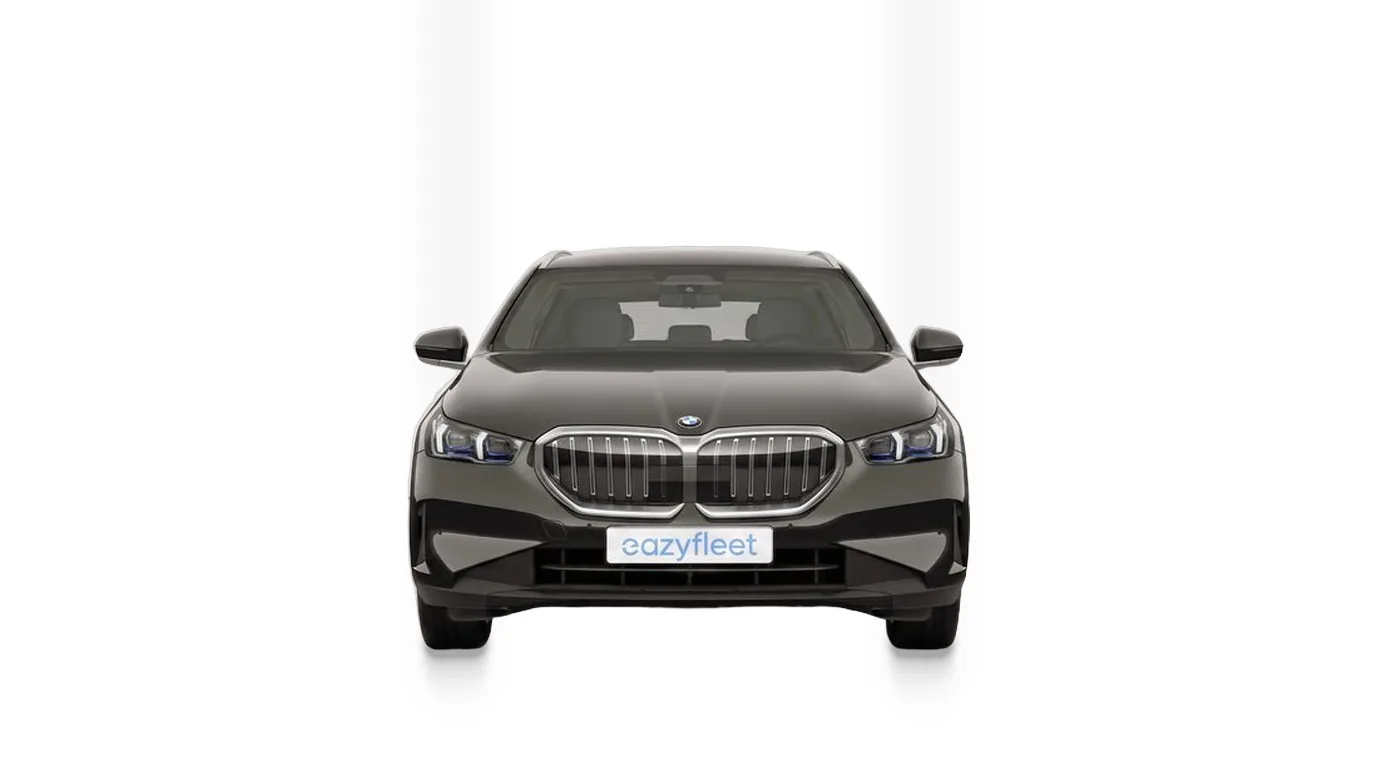 BMW 540d xDrive Touring in Oxidgrau metallic in der Frontansicht mit BMW Iconic Glow Niere, Auto-Abo für Gewerbe