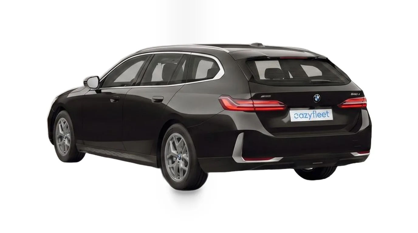 BMW 540d xDrive Touring in Oxidgrau metallic in der hinteren Dreiviertelansicht, Allrad-Kombi im Auto-Abo