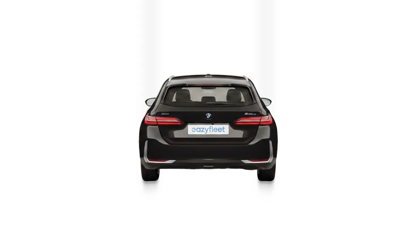 BMW 540d xDrive Touring in Oxidgrau metallic in der Heckansicht mit LED-Rückleuchten, Business-Kombi im Firmenwagen-Abo