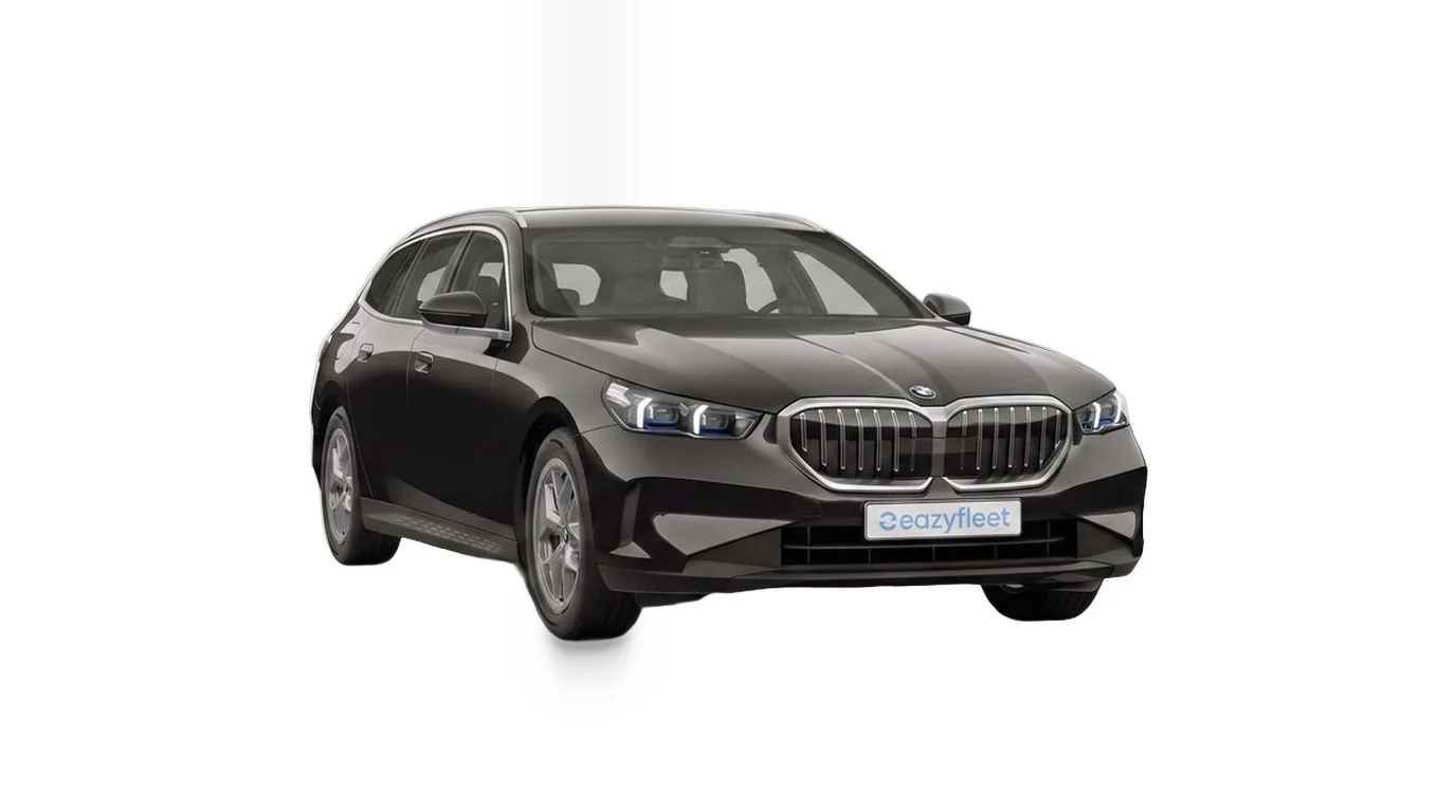 BMW 540d xDrive Touring in Oxidgrau metallic in der vorderen Dreiviertelansicht, Business-Kombi bei Eazyfleet