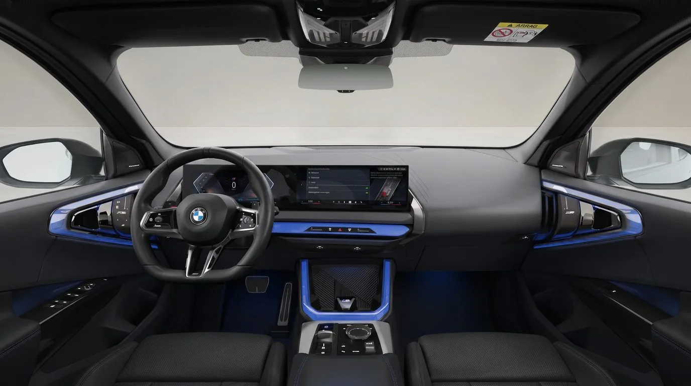 Cockpit des BMW X3 xDrive40d mit BMW Live Cockpit Professional Curved Display und schwarzem Interieur