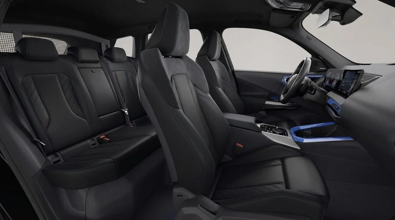 Innenraum des BMW X3 xDrive40d mit Sportsitzen in schwarzem Merino-Leder und ambientem Licht, Seitenansicht