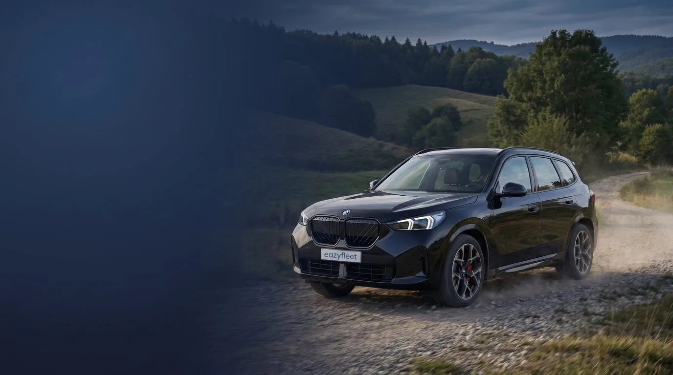 BMW X3 xDrive40d in Saphirschwarz metallic auf Schotterweg vor grünen Hügeln, Firmenwagen-Flotte im Eazyfleet Plus Abo