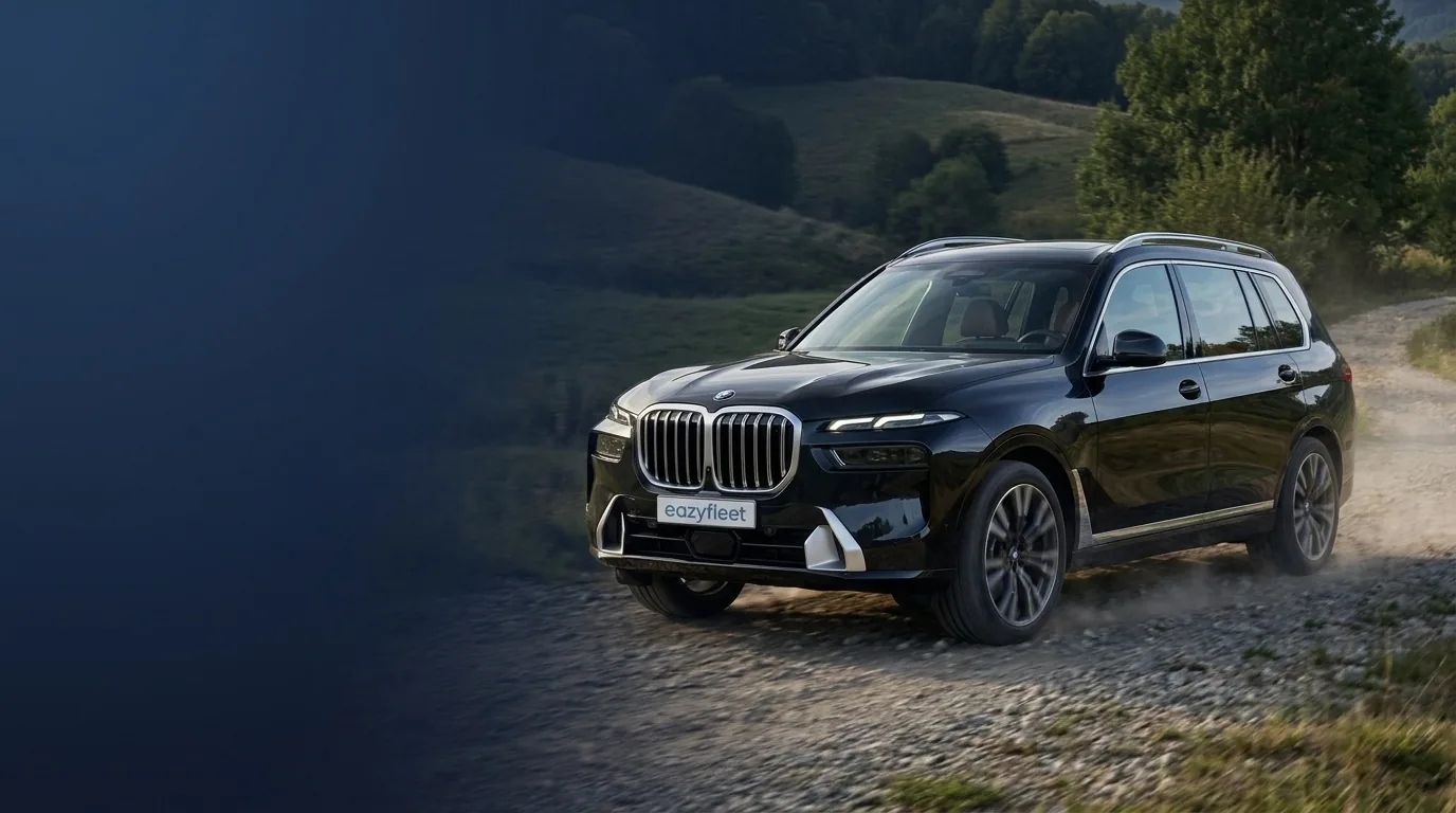BMW X7 xDrive40d in Saphirschwarz metallic auf Schotterweg vor grünen Hügeln, Firmenwagen-Flotte im Eazyfleet Plus Abo