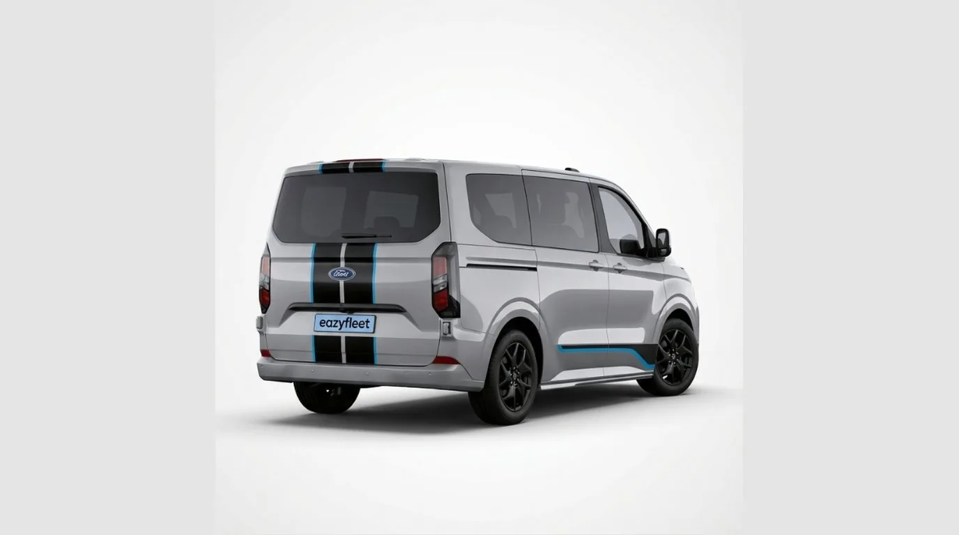 Ford Tourneo Custom in der hinteren Dreiviertelansicht mit Sportstreifen, Business-Van im Auto-Abo bei Eazyfleet