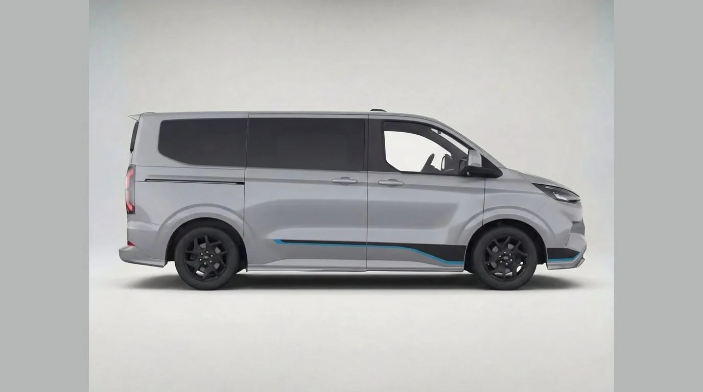 Ford Tourneo Custom in Silber in der Seitenansicht mit sportlichem Streifen-Design und schwarzen Rädern, Business-Van im Firmenwagen-Abo bei Eazyfleet