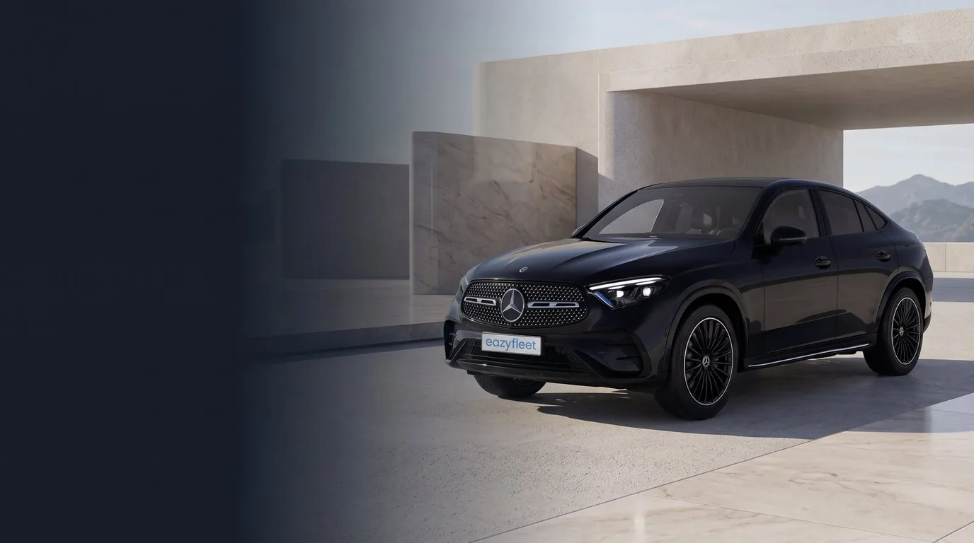 Mercedes GLC 220 d 4MATIC Coupé im Eazyfleet Auto-Abo vor moderner Architektur