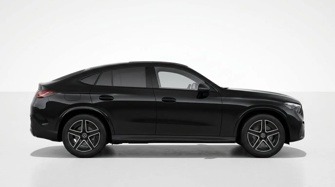 Schwarzes Mercedes GLC 220 d 4MATIC Coupé in vollständiger Seitenansicht