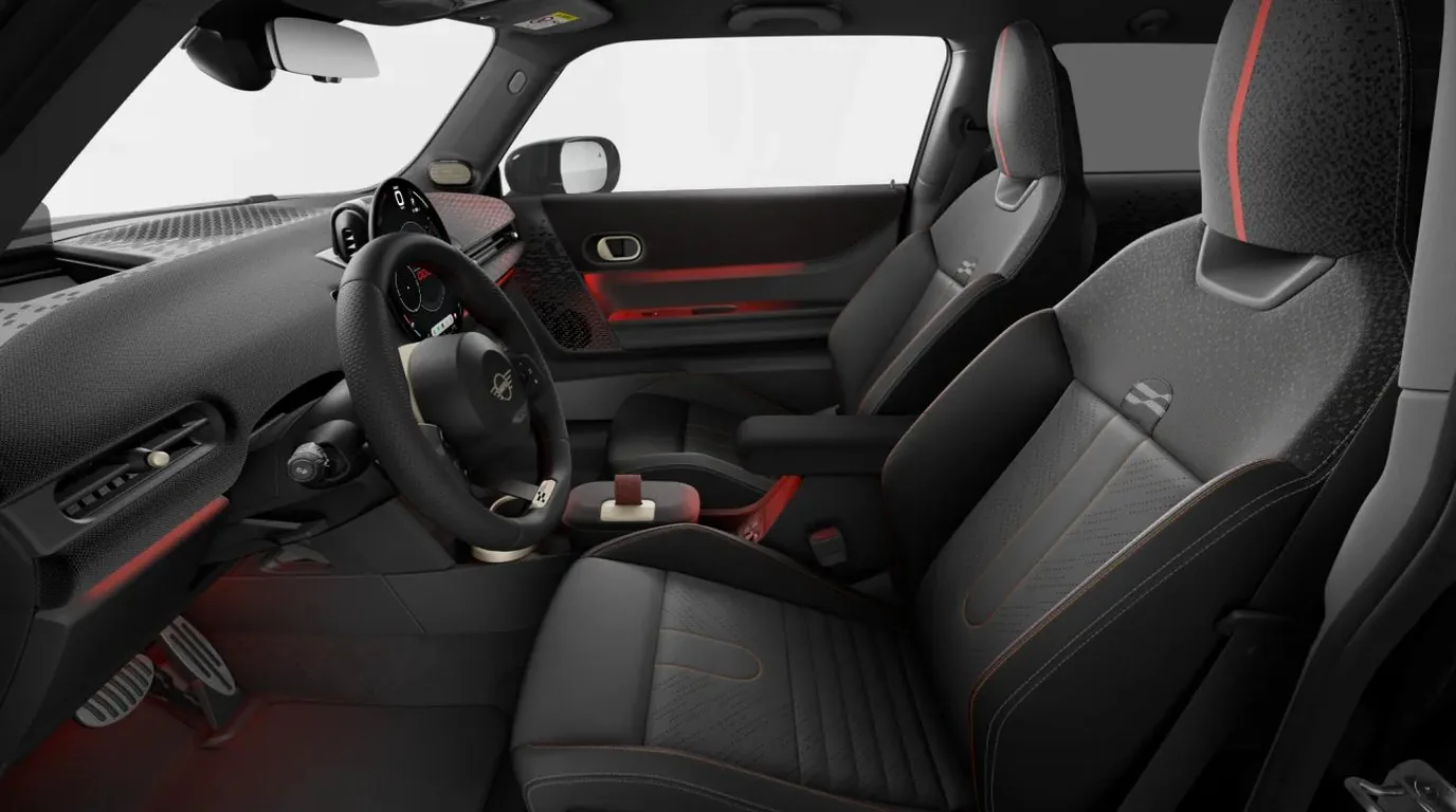 Cockpit des Mini John Cooper Works mit MINI OLED Rundinstrument, JCW Lederlenkrad und Sportsitzen in Schwarz und Rot