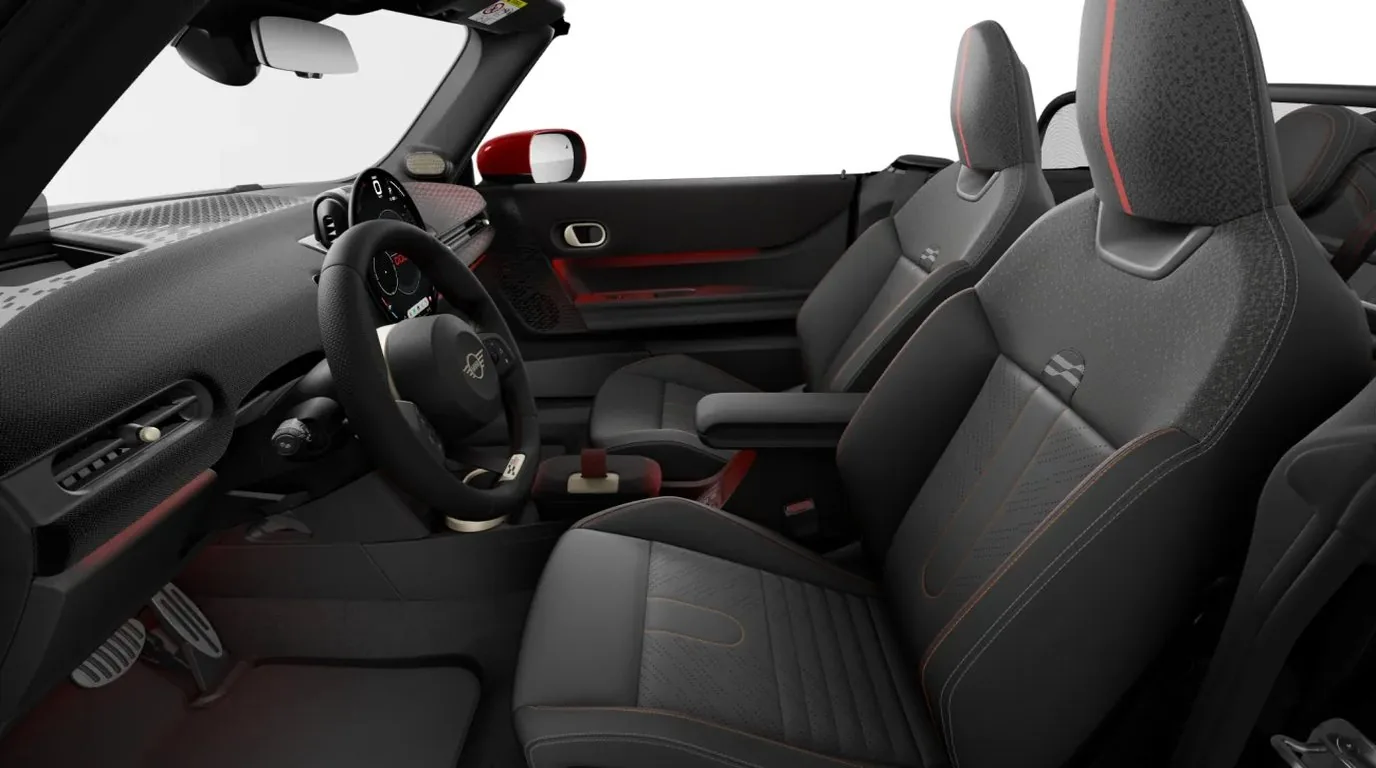 Cockpit des Mini John Cooper Works Cabrio mit MINI OLED Rundinstrument, JCW Lederlenkrad und Sportsitzen in Schwarz und Rot